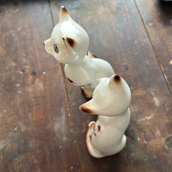 ❀ Vintage Ceramic Siamese Cat Figurines with Floral Design ❀ - Picture 7 of 8